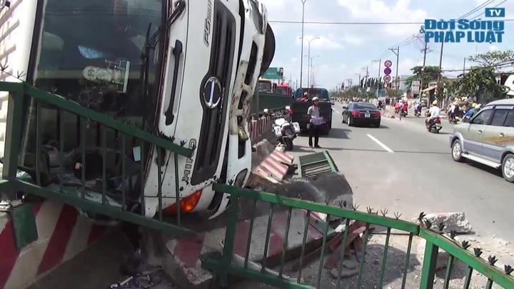 Clip: Thoát chết hi hữu sau tai nạn liên hoàn