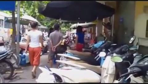 Clip: Vợ 'sư tử' tát chồng bôm bốp trên vỉa hè