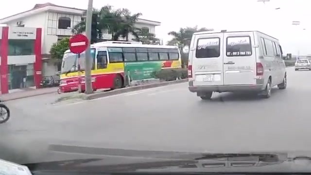 Clip: Vượt đèn đỏ, nam thanh niên suýt bị xe khách nghiền nát