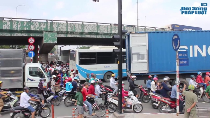 Clip: Xe đầu kéo cán người phụ nữ bán vé số tử vong