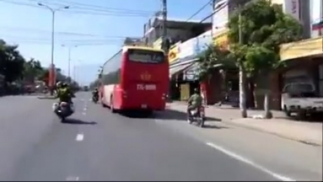 Clip: Xe khách VIP phóng nhanh, vượt ẩu trên đường