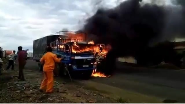 Clip: Xe tải bốc cháy ngùn ngụt bên đường Quốc lộ 1