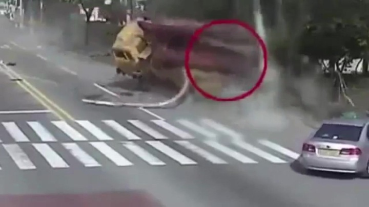 Clip: Xe tải đi giật lùi, gây tai nạn kinh hoàng