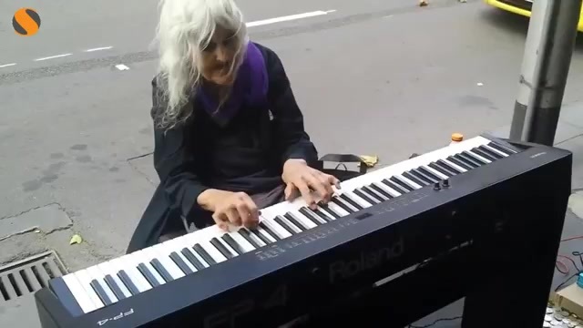 Clip: Xúc động nghe cụ già đánh piano đường phố