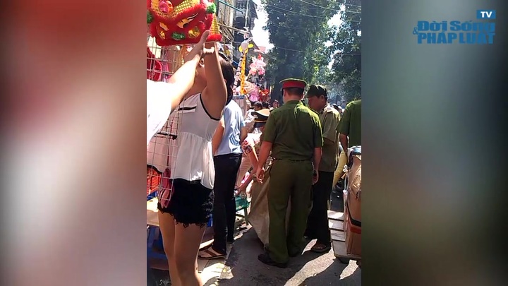 Công an khu vực dẹp bỏ hàng bày bán đồ Trung thu ra đường 
