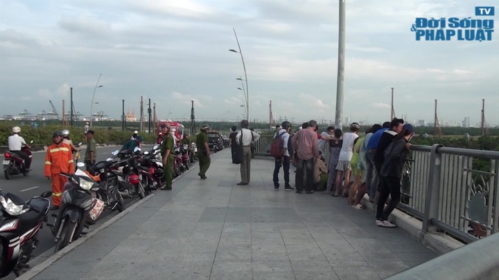Cứu kịp thời cô gái nhảy cầu theo bạn trai