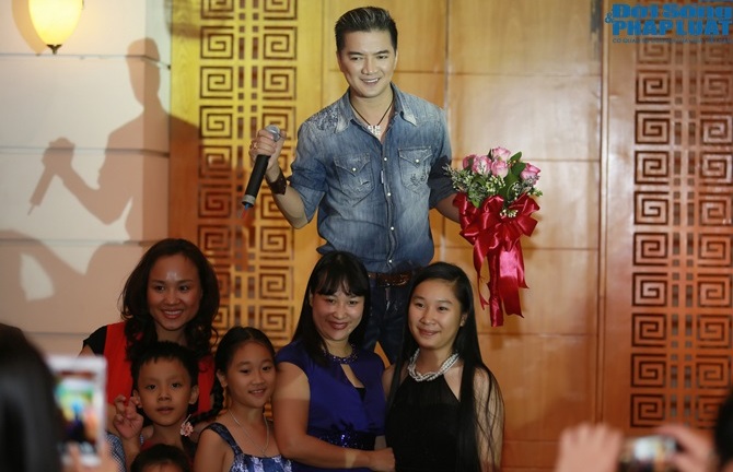 Đàm Vĩnh Hưng hết lòng chiều fans dù vội cuống cuồng chạy show