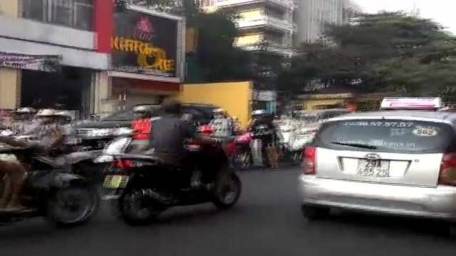 Đi xe kiểu ngược đời thách thức tử thần ở Hà Nội