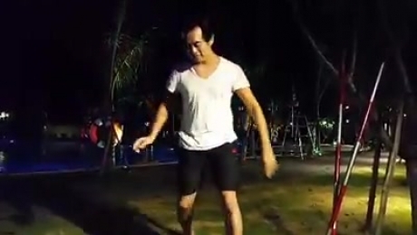 Dương Khắc Linh đổ xô nước đá lên đầu