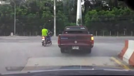 Hãi hùng cảnh xe tải đâm nát xe máy khi đang sang đường