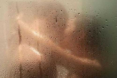 Đi tù vì gã hàng xóm trong buồng tắm