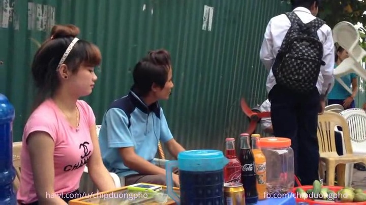 Hot girl bán trà đá và chàng trai hát rong