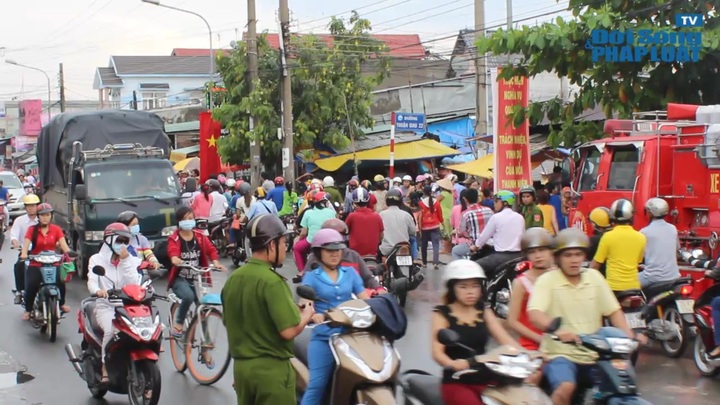 Kẹt xe nghiêm trọng tại khu vực tìm kiếm bé trai bị nước cuốn