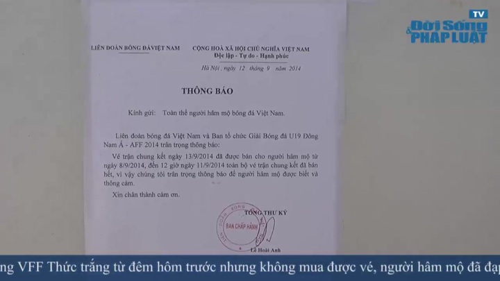 Không mua được vé, người dân bức xúc đạp đổ tường rào trụ sở VFF