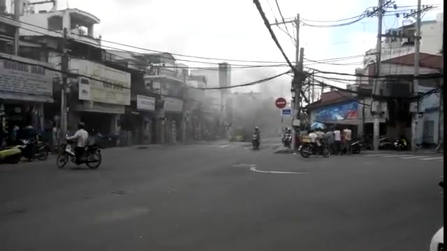 Kinh hoàng taxi bốc cháy khi đang chở hành khách trên đường phố