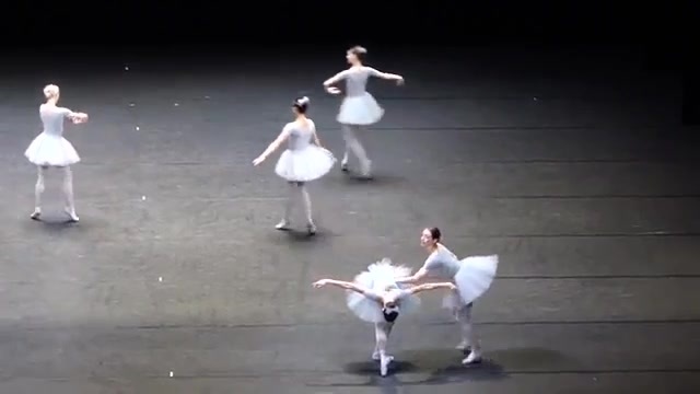 Màn múa thiên nga khiến khán giả cười vỡ bụng