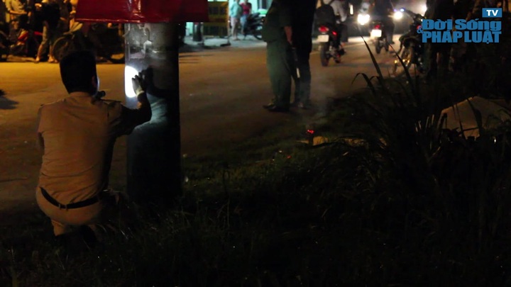 Mất lái xe máy tông cột điện, hai người thương vong