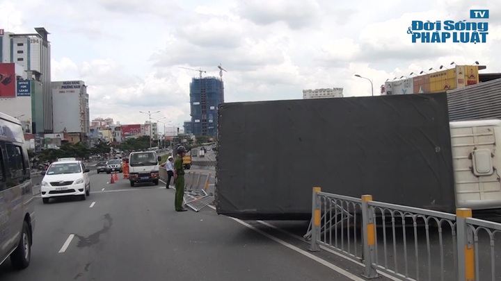 Né xe khách, xe tải lật nhào trên cầu vượt Hàng Xanh