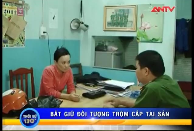 Nữ khách lân la mua hàng, vơ tiền nhét trong giầy