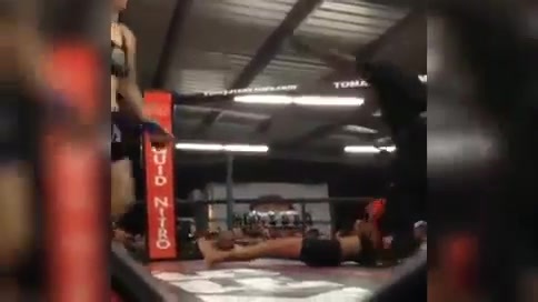 Nữ võ sỹ xinh đẹp hạ gục đối thủ chỉ sau 1 giây