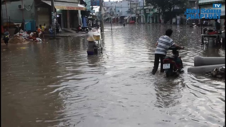 TP.HCM: Đường phố tiếp tục biến thành sông sau mưa