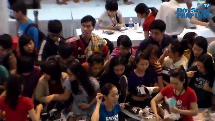 TP.HCM: Người dân uể oải xếp hàng dài chờ mua hàng giảm giá tại thương xá Tax