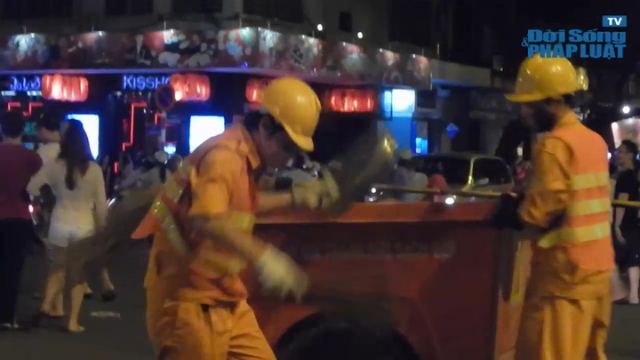 TP.HCM: Nhân viên vệ sinh mất ngủ sau màn bán pháo hoa