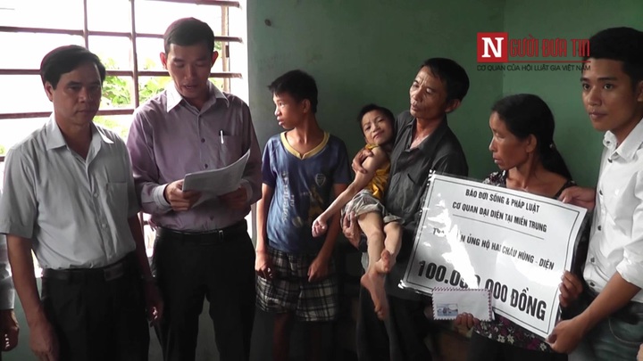 Trao 100 triệu đồng cho gia đình nạn nhân chất độc da cam