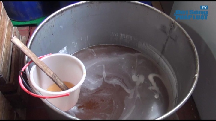 Trung Thu 2014: Phát hiện hóa chất chưa rõ nguồn gốc, bột hết hạn trong xưởng bánh (kỳ 2)