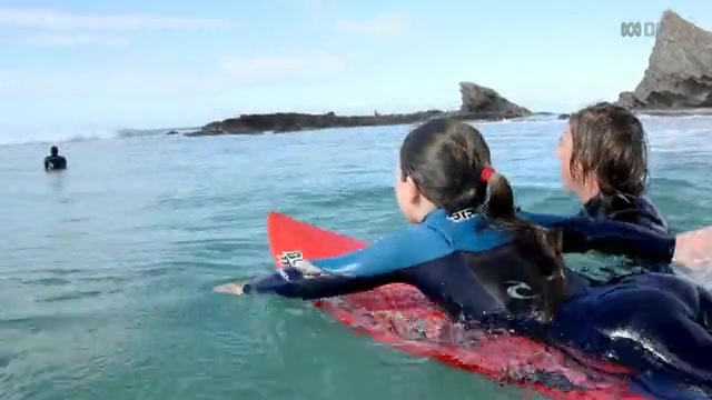 Video: Bé gái 6 tuổi lướt sóng 'cực đỉnh'