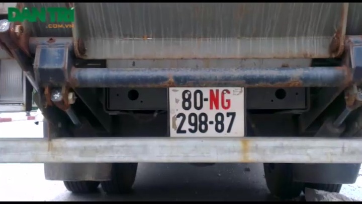 Xe biển kiểm soát ngoại giao tông đổ khung chắn trên cầu vượt