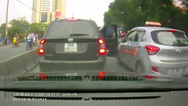 Xế hộp ngang nhiên mở cửa va chạm mất gương của taxi