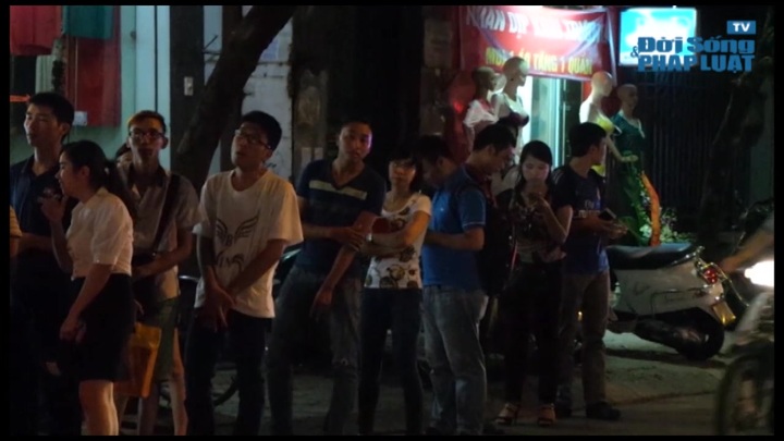 Xếp hàng đêm chờ mua bánh trung thu cổ truyền