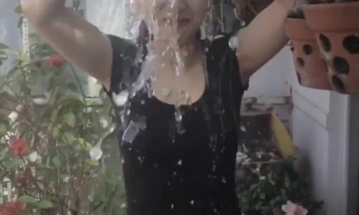 Yến Trang đổ xô nước lạnh vào đầu