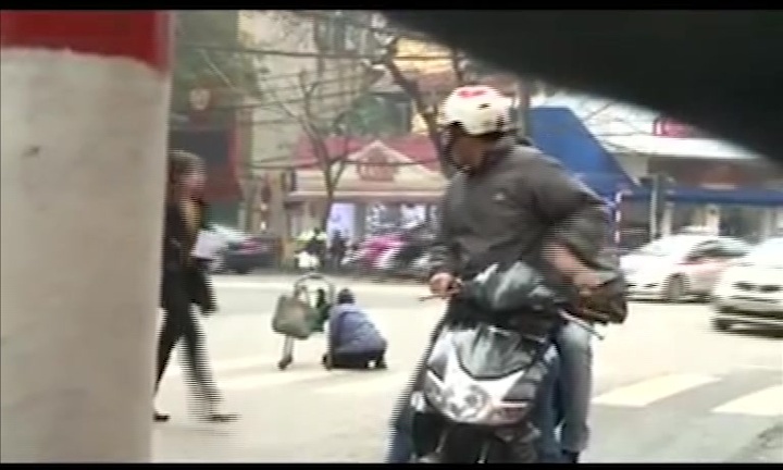 Bà già qua đường P1