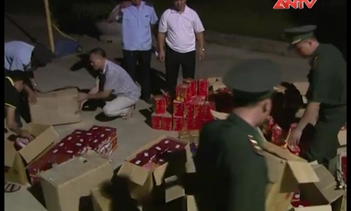 Clip: 2 đối tượng Trung quốc tuồn nửa tấn pháo nổ qua đường mòn vào VN