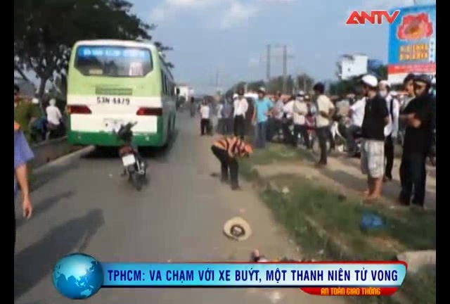 Clip: Bị bánh xe bus chèn qua người, nam sinh chết tại chỗ