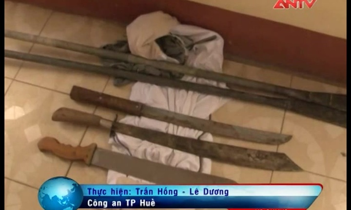 Clip: Côn đồ xách dao “đại náo” quán bar