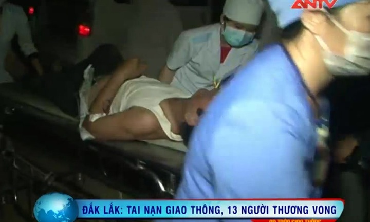 Clip: Xe khách gây tai nạn thảm khốc, 13 người trọng thương