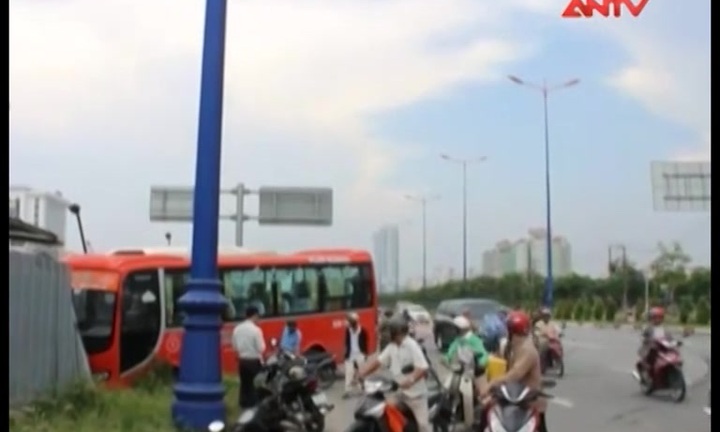 Clip: Xe khách lao thẳng vào hàng chục công nhân đang nghỉ trưa