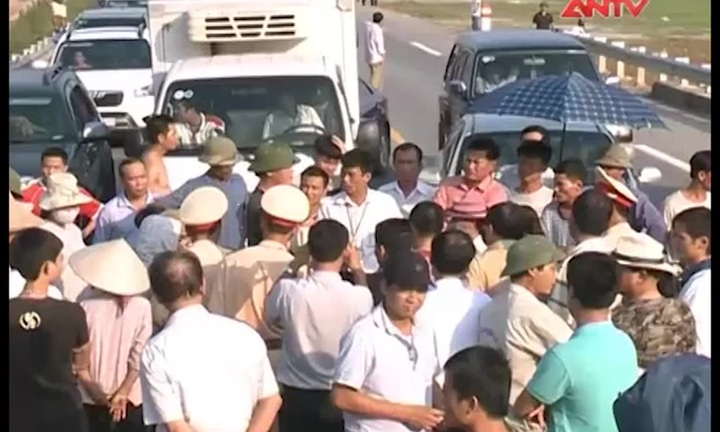 Dân chặn cao tốc Nội Bài-Lào Cai tố nhà thầu ăn quỵt