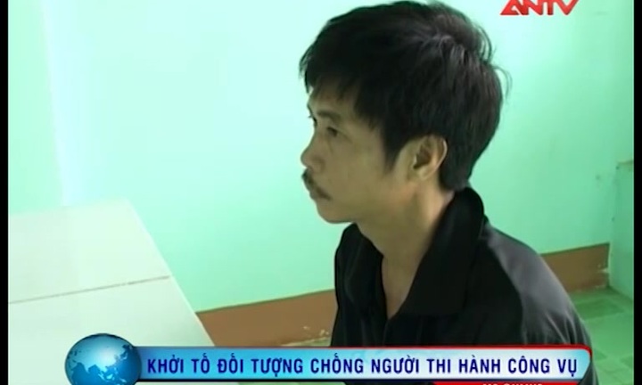 Đánh vợ, dùng hung khí rượt đuổi Công an xã