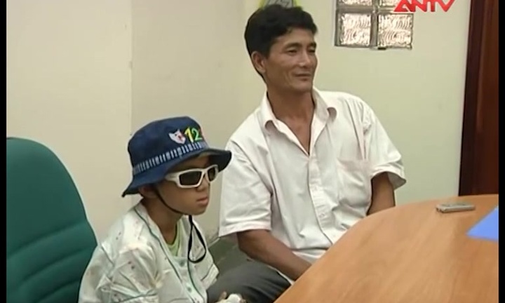 Đồ chơi Trung Quốc phát nổ khiến bé trai bị cụt 3 ngón tay