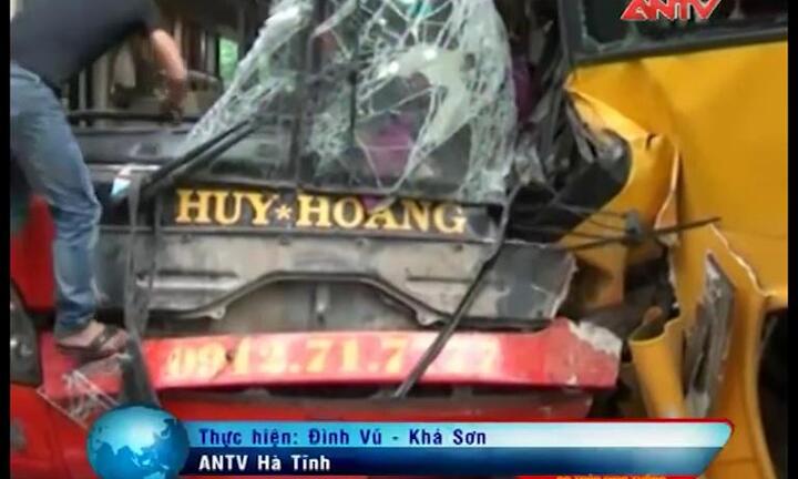 Hà Tĩnh: Hai xe khách đối đầu, tài xế mắc kẹt