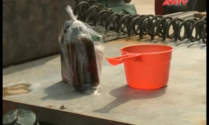 Hơn 100 tấn chất độc “thong dong” trên quốc lộ 