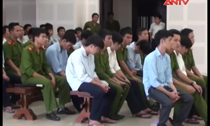 Hỗn chiến, rút súng bắn thủng ruột người