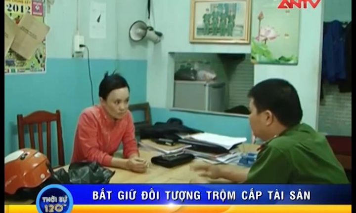 Nữ khách lân la mua hàng, vơ tiền nhét trong giầy