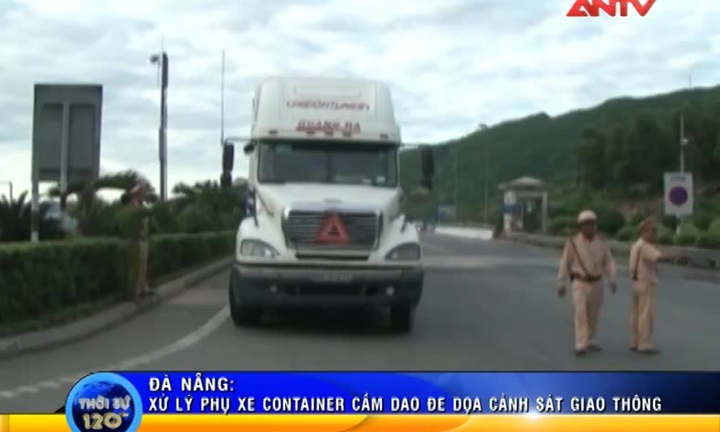 Phụ xe container manh động rút dao chống trả CSGT