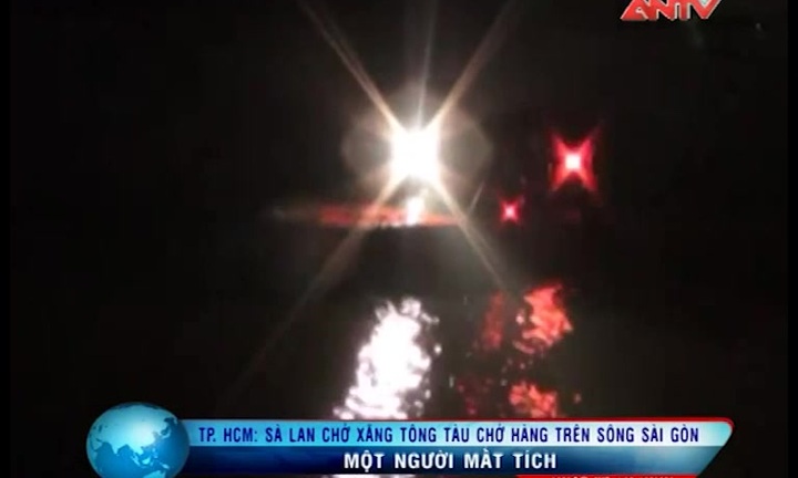 Sà lan chở xăng “tông” tàu chở hàng trên sông Sài Gòn