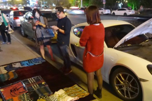 Thiếu gia nhà giàu đi siêu xe bán hàng vỉa hè